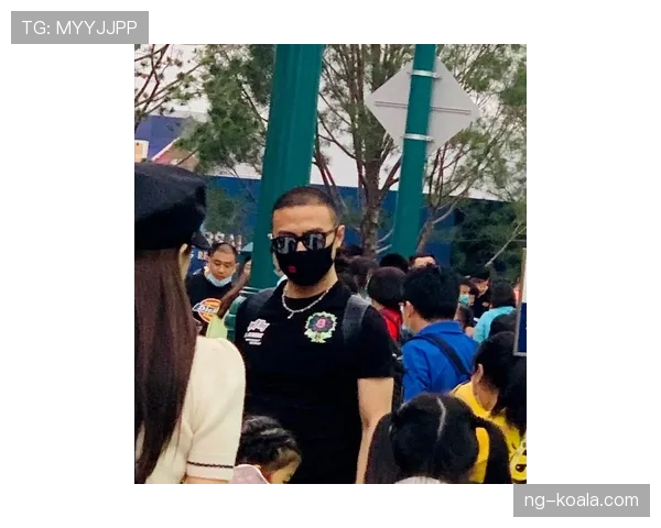 林孝埈拎着菜篮子被粉丝认出,钱包里那张卡直接把排队的人都噎住了